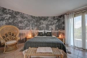 マルモールにあるLa Villa KEF - Domaine & Golf de Pont Royalのベッドと椅子2脚と窓のある寝室 +25枚の写真