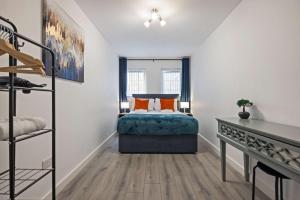 Un dormitorio con una cama y una escalera. en Airy and Modern 1 BR apartment walk to centre, en Belfast