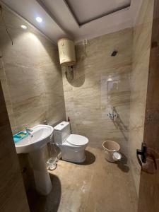 ein Badezimmer mit Toilette und Waschbecken in der Unterkunft Radhe Krishna Homestay in Varanasi