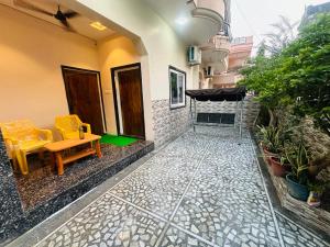 einen Innenhof eines Hauses mit einem Tisch und Stühlen in der Unterkunft Radhe Krishna Homestay in Varanasi