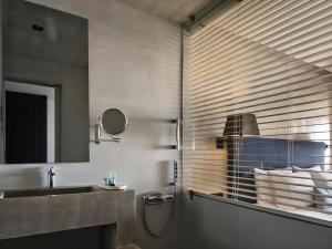 A bathroom at Aeolos Beach Resort