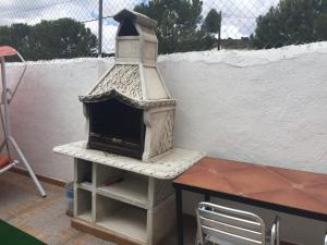 una chimenea al aire libre sobre una mesa en un patio en El Capitan, en Ruidera