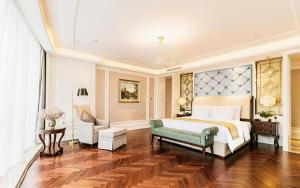 a large bedroom with a bed and a couch at Guizhou AUWI HOTEL in Anshun +177 photos
