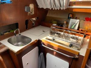 a small kitchen with a sink and a sink at Voilier Rush Régate Capobar in Boulogne-sur-Mer