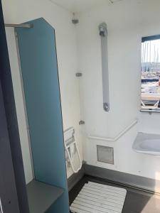 a bathroom with a sink and a mirror at Voilier Rush Régate Capobar in Boulogne-sur-Mer