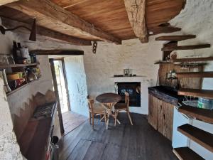 Η κουζίνα ή μικρή κουζίνα στο Le Moulin de la Garenne