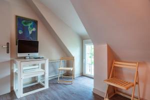 a room with a desk with a computer on it at Ker West in Carnac