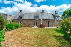 an old stone house with a large yard at Ker West in Carnac