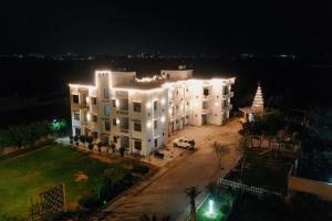 Gallery image of Tata Vista Resort, Vrindavan - #big swimming pool #luxury rooms #gardens #playing zone #away from city hustle # BY ELEGANCE GROUP# in Vrindāvan +58 photos