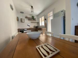 una cucina con tavolo in legno e ciotola di La Bohème Atlantique, proche du Port a La Tremblade Altre 91 foto