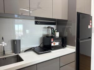 Maya Bay Residences at Gamuda Cove, Dengkil by Plush的厨房或小厨房