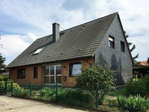 a house with a shingled roof at Privatunterkunft "An der Hecke" in Neuss