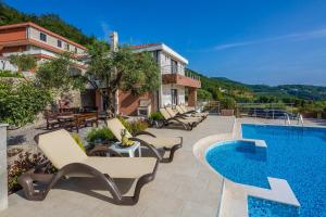 un patio con sillas y una piscina en Villa Svinjista en Budva