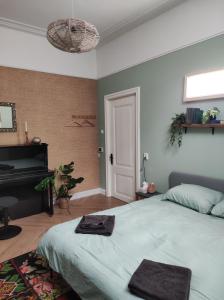 una camera da letto con un letto e un pianoforte di Sfeervolle kamer in historisch Dordrecht vlakbij centraal station a Dordrecht