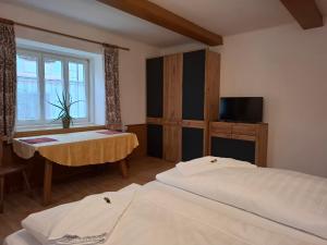 a hotel room with two beds and a window at Gingin- rooms in Hallstatt
