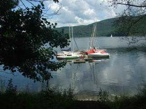 trois voiliers sont amarrés sur un grand lac dans l'établissement Zur Altstadt 3, à Monschau