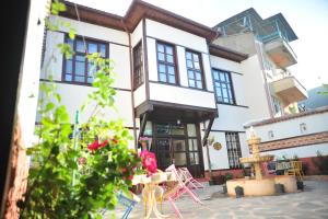 En terrasse eller udendørsområde på Aksehir Butik Hotel