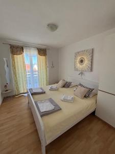 Postel nebo postele na pokoji v ubytování Apartmani Ira