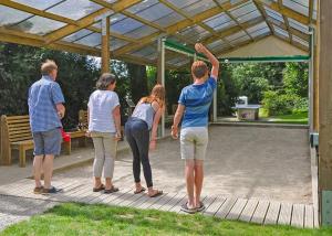 een groep mensen die onder een pergola staan bij Woodovis Park in Tavistock +25 foto's