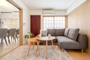 ein Wohnzimmer mit Sofa und Tisch in der Unterkunft Kasai Cozy House in Tokio