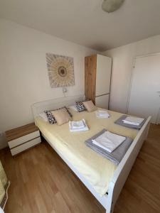 Postel nebo postele na pokoji v ubytování Apartmani Ira