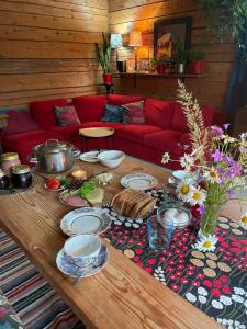 a wooden table with plates and dishes on it at Glamping Ponsa in Tohkala