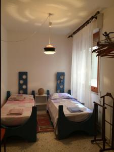 - 2 lits dans une chambre avec fenêtre dans l'établissement Otranto in riva al mare, à Otrante
