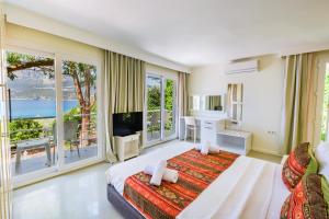 Телевизор и/или развлекательный центр в La Moda Beach Hotel