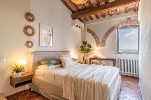 une chambre avec un grand lit dans une pièce dans l'établissement Nel cuore della Toscana con piscina, à Asciano 27 autres photos