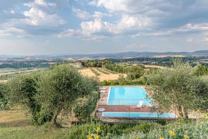 une vue extérieure d'une villa avec piscine dans l'établissement Nel cuore della Toscana con piscina, à Asciano