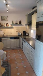 eine Küche mit blauen Schränken und Fliesenboden in der Unterkunft Ferienwohnung Dörner in Pirna