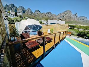 un balcón con vista a las montañas en Seascape Camps Bay, en Ciudad del Cabo