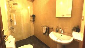 un piccolo bagno con lavandino e WC di Octopus Apartment - Lagoon Villa a Dahab Altre 16 foto