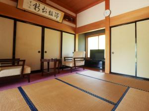 秋田市にあるみんなの実家門脇家のテーブルと時計付きの部屋