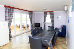 d'un balcon et d'une salle à manger avec une table et des chaises. dans l'établissement Apartments Hari Tisno, à Tisno