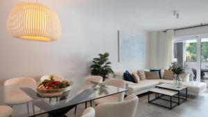 Część wypoczynkowa w obiekcie VACATION MARBELLA I Via Celere, Huge Terrace, Brand New Complex, Close to the Beach, Marbella Center