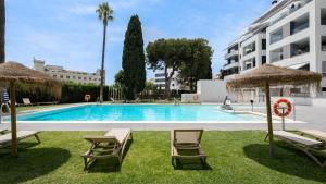 Basen w obiekcie VACATION MARBELLA I Via Celere, Huge Terrace, Brand New Complex, Close to the Beach, Marbella Center lub w pobliżu