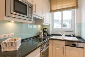 Kuchyň nebo kuchyňský kout v ubytování Ferienwohnung Elbsegler - Villa Ahlbeck, Binz + 7 fotografií