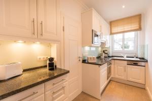 Kuchyň nebo kuchyňský kout v ubytování Ferienwohnung Elbsegler - Villa Ahlbeck, Binz