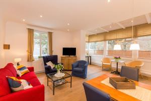 TV a/nebo společenská místnost v ubytování Ferienwohnung Elbsegler - Villa Ahlbeck, Binz