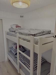 Habitación con litera en un estante en Les Duc(s) de l'Airelle, en Les Carroz d'Araches