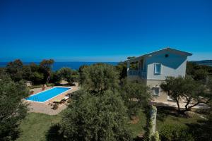 una vista aérea de una casa con piscina en Villa Feia, en Katakolon