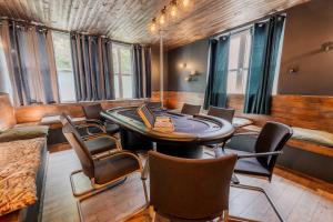 a dining room with a table and chairs at Rheinsteig Chalét Bendorf in Bendorf