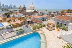 einen Blick auf die Stadt vom Dach eines Gebäudes in der Unterkunft Movich Hotel Cartagena de Indias in Cartagena de Indias