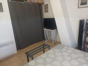 Televízia a/alebo spoločenská miestnosť v ubytovaní Chalet rustique à La Salvetat-sur-Agout avec vue montagne