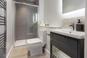 Phòng tắm tại Bell House Oxford - The Punt