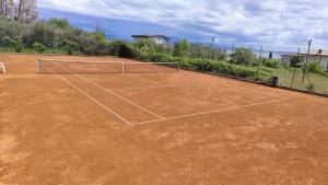 a tennis court with a net on top of it at Appartamento San Sivino in Moniga