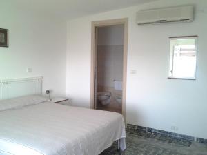 A bed or beds in a room at Hotel Conca d'Oro