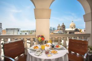 Movich Hotel Cartagena de Indias tesisinde bir restoran veya yemek mekanı