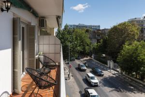 un balcón con vistas a una calle de la ciudad con coches en Houseloft Queen Olga Casa, en Tesalónica